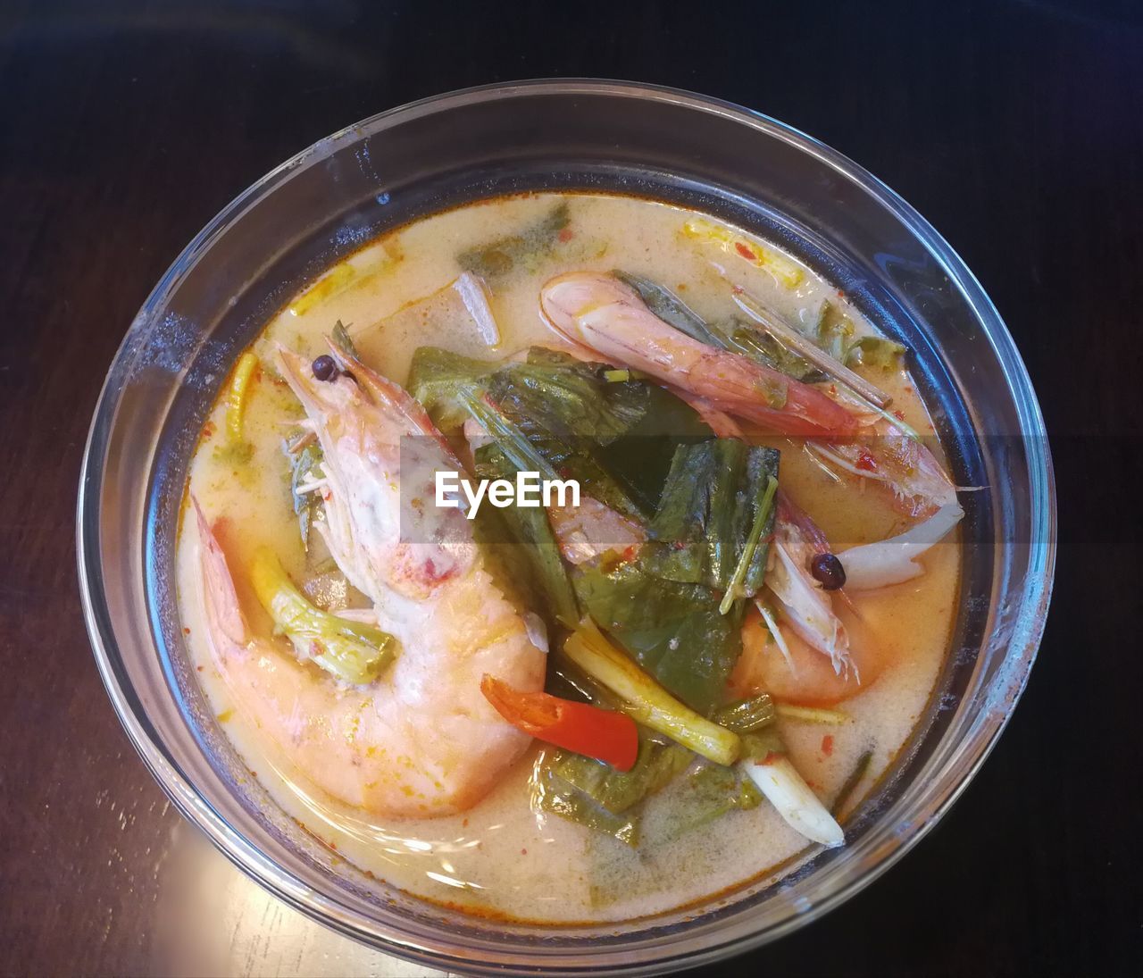 HIGH ANGLE VIEW OF SOUP IN COOKING BOWL