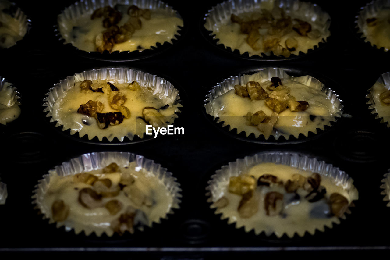 HIGH ANGLE VIEW OF CUPCAKES ON PLATE