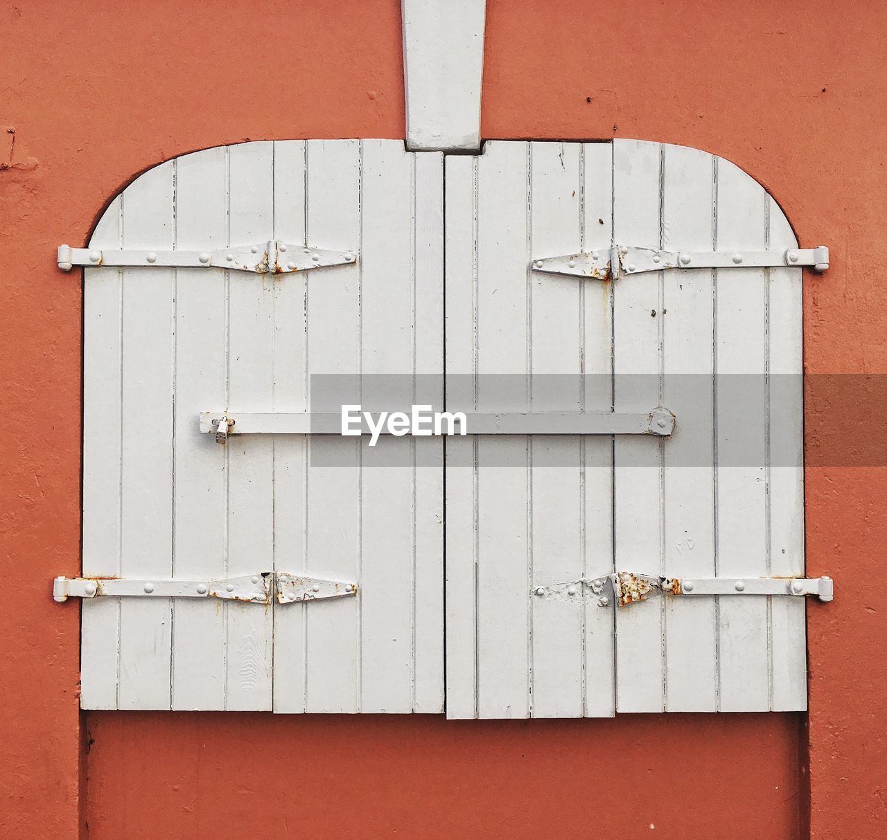 CLOSE-UP OF CLOSED DOORS ON RED DOOR