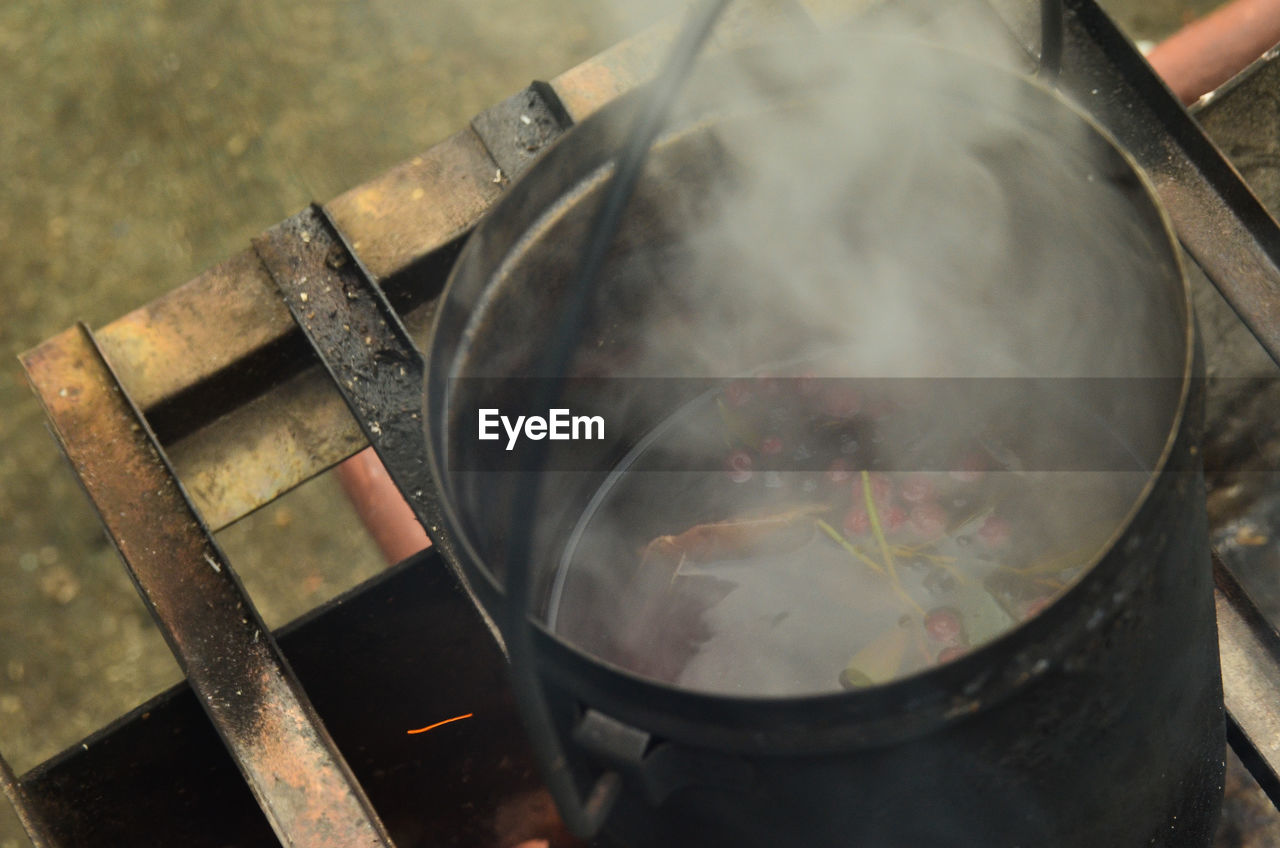 HIGH ANGLE VIEW OF BARBECUE GRILL IN CONTAINER