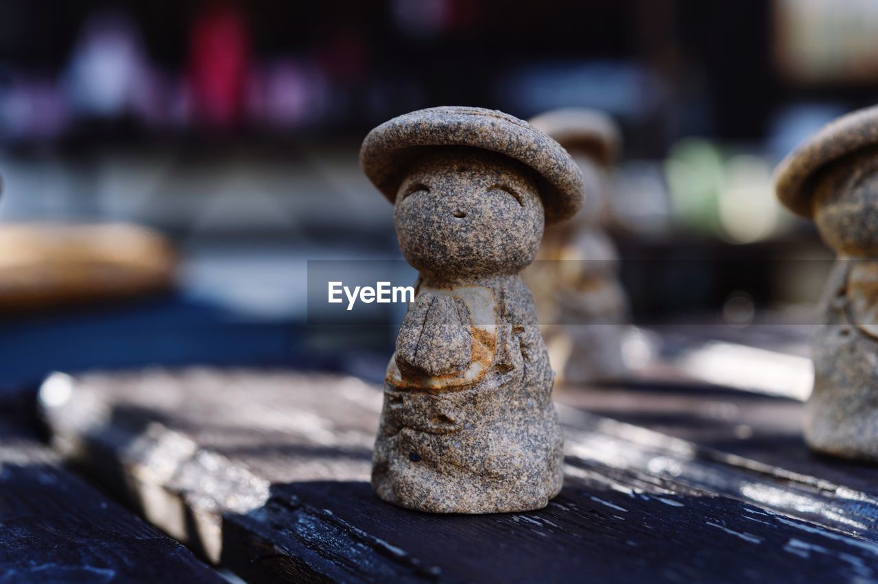 CLOSE-UP OF CHESS PIECES ON WOODEN SURFACE