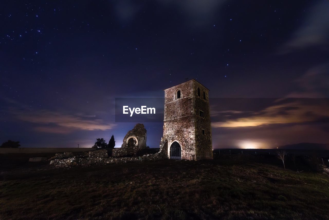 LOW ANGLE VIEW OF HISTORICAL BUILDING AGAINST SKY AT NIGHT