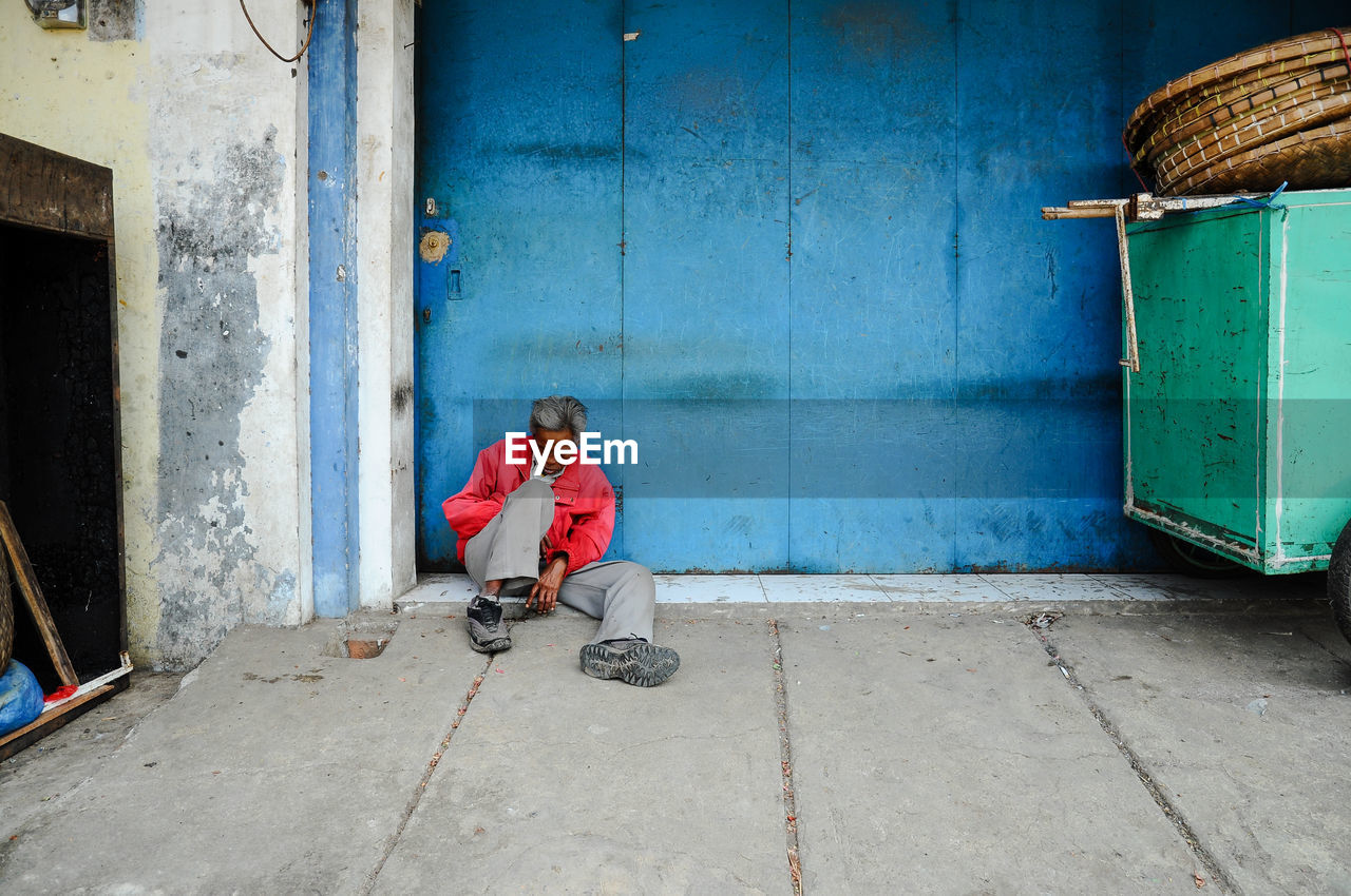 FULL LENGTH OF MAN WORKING ON STREET