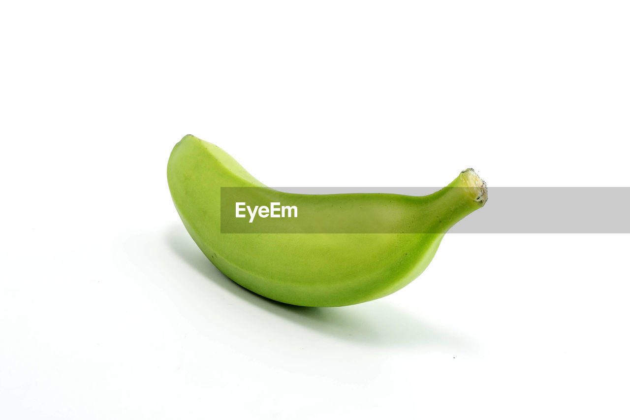 CLOSE-UP OF LEMON SLICE OF WHITE BACKGROUND