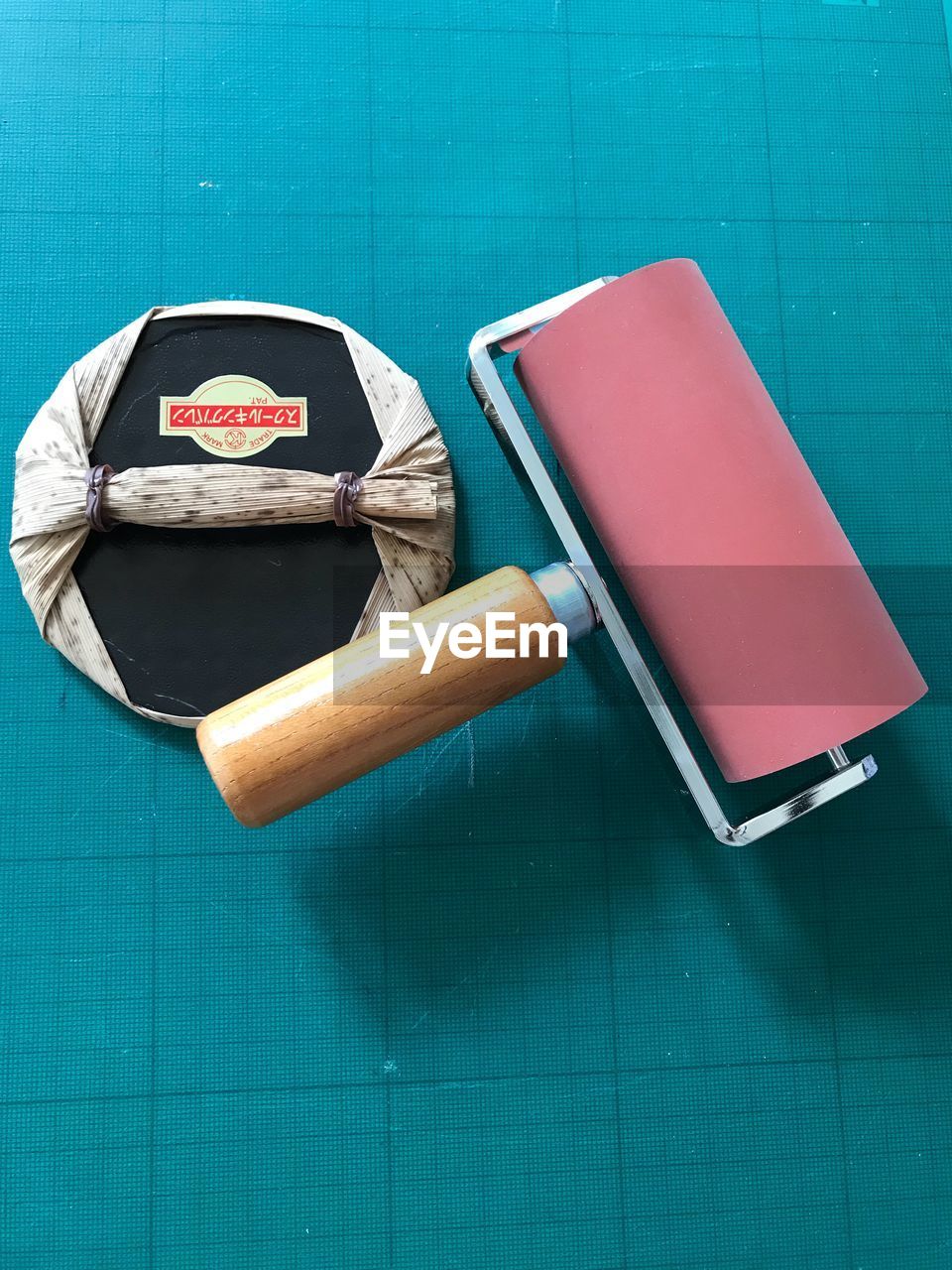 HIGH ANGLE VIEW OF BREAD ON TABLE