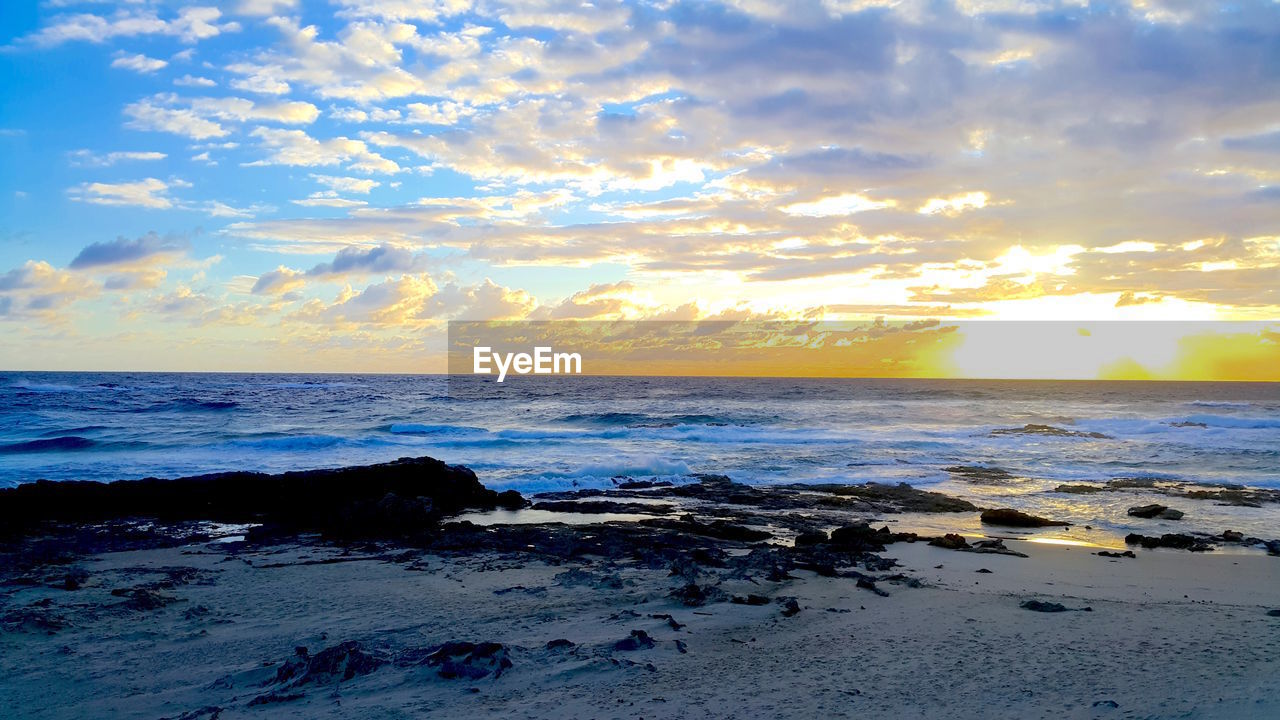 SCENIC VIEW OF SEA AGAINST SUNSET SKY