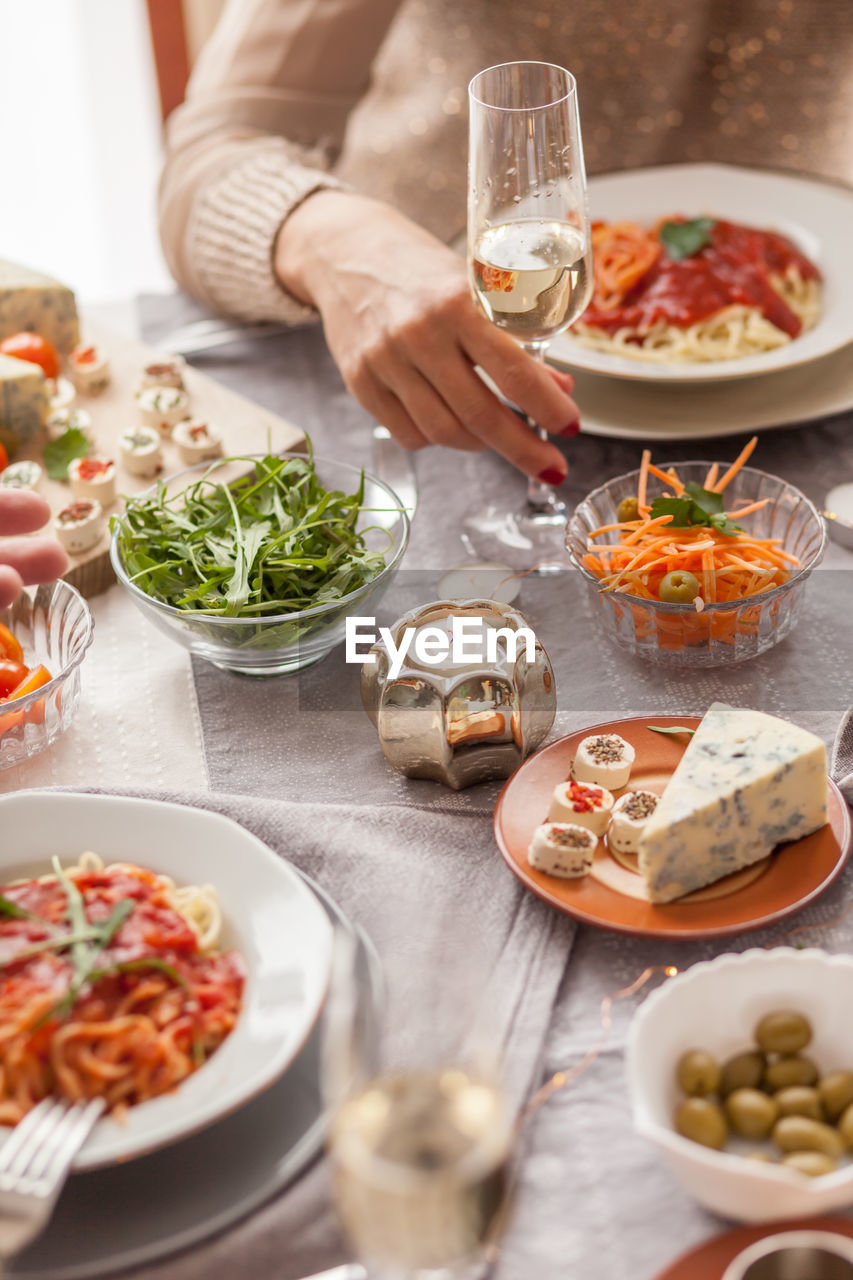 HIGH ANGLE VIEW OF FOOD ON TABLE