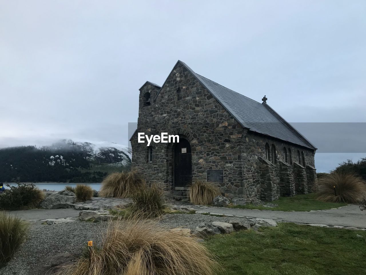 OLD BUILDING ON FIELD AGAINST SKY