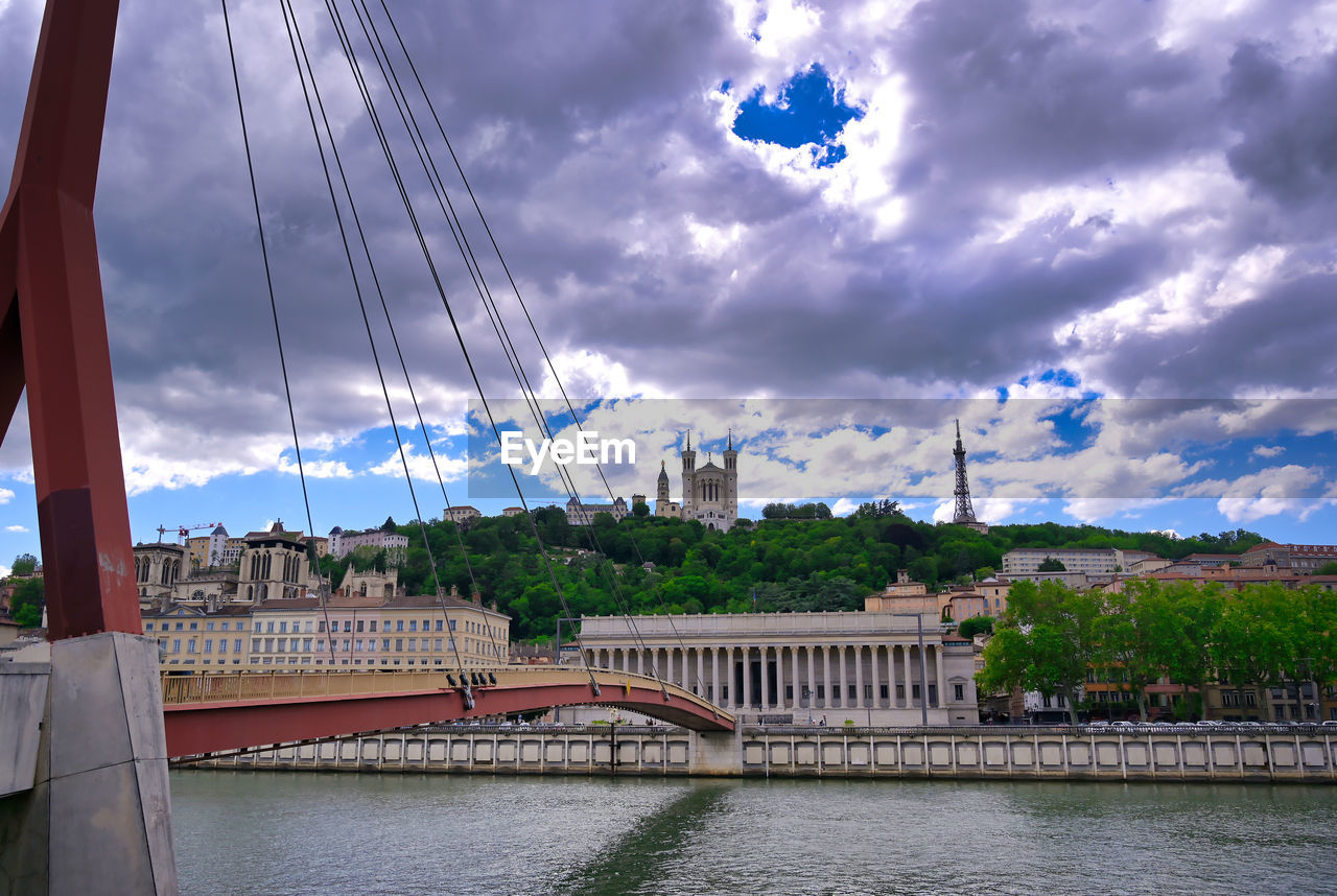 BRIDGE OVER RIVER AGAINST BUILDINGS