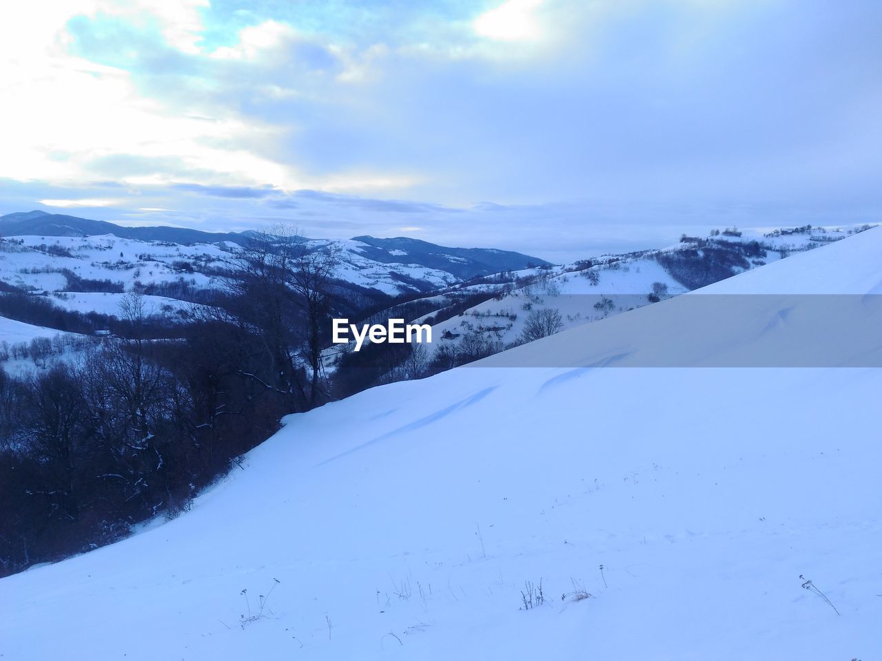 SNOWCAPPED MOUNTAINS AGAINST SKY