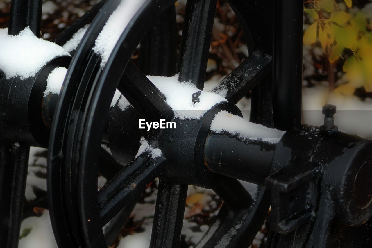 CLOSE-UP OF VINTAGE CAR ON SIDE-VIEW MIRROR