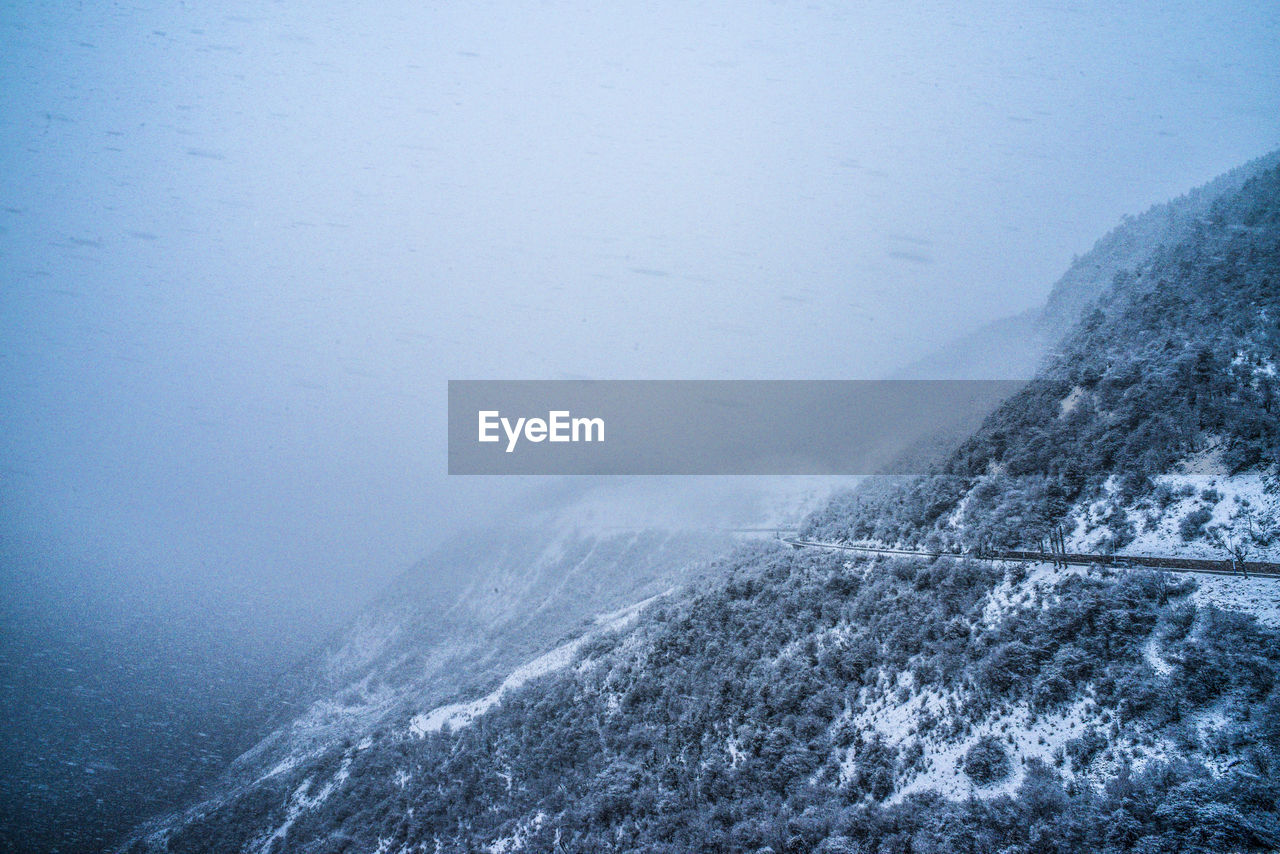 SCENIC VIEW OF SEA AGAINST SNOW