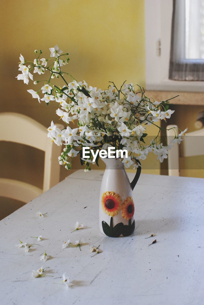 Flower decorations in a vase on the table