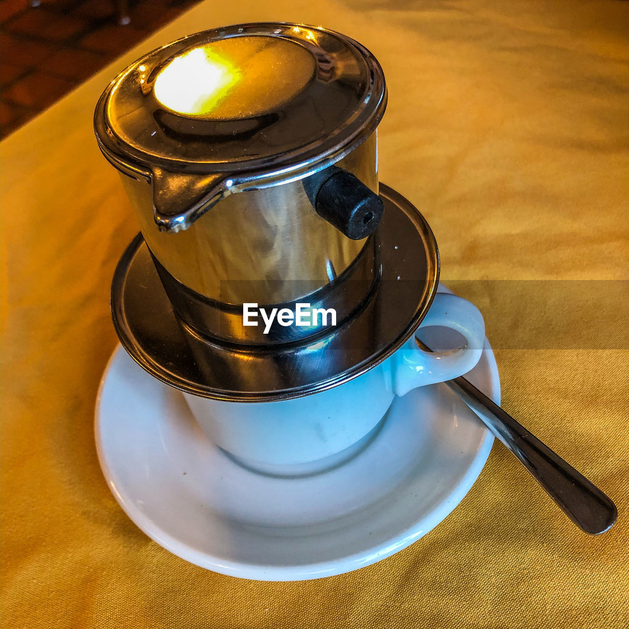 HIGH ANGLE VIEW OF TEA IN GLASS ON TABLE