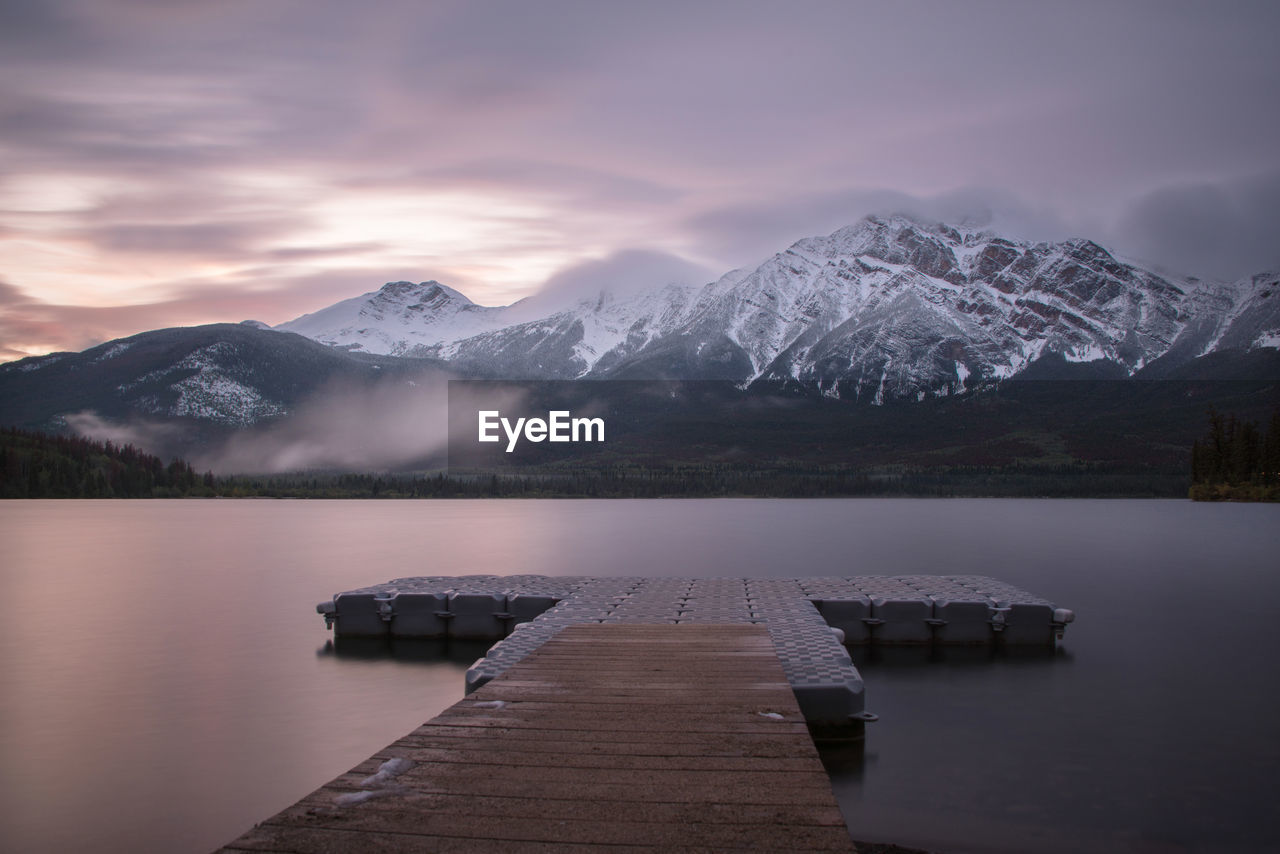 SCENIC VIEW OF LAKE AND SNOWCAPPED MOUNTAINS AGAINST SKY DURING WINTER