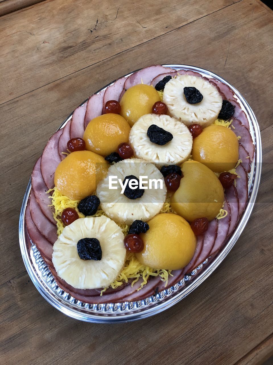 HIGH ANGLE VIEW OF FRUITS IN PLATE