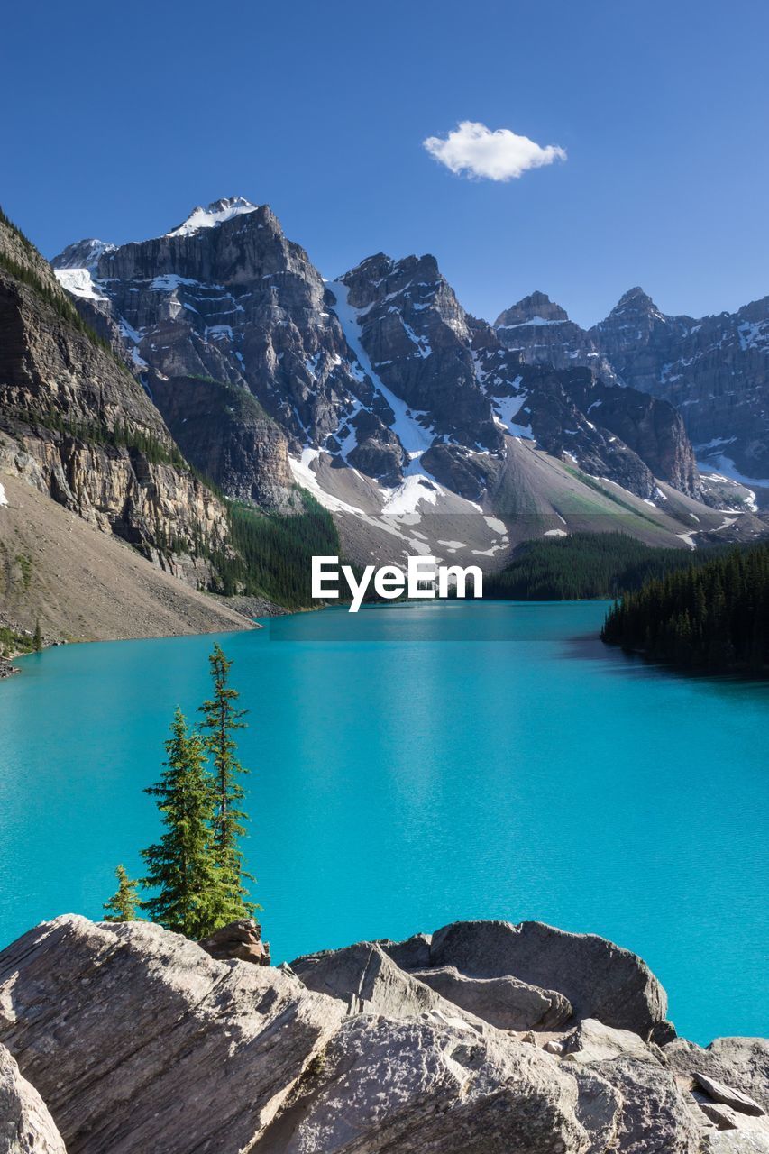 SCENIC VIEW OF LAKE BY MOUNTAIN AGAINST SKY