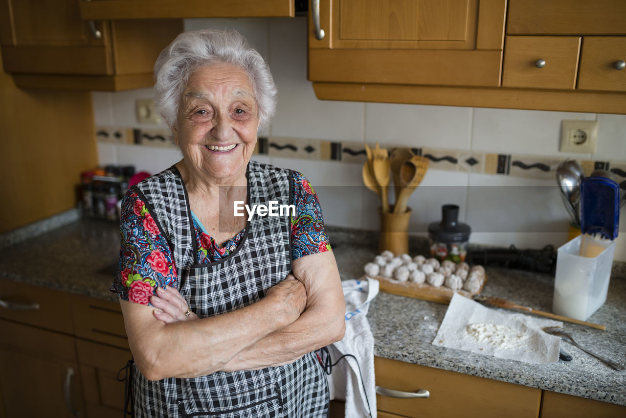 Portrait of happy senior woman in the kitchen