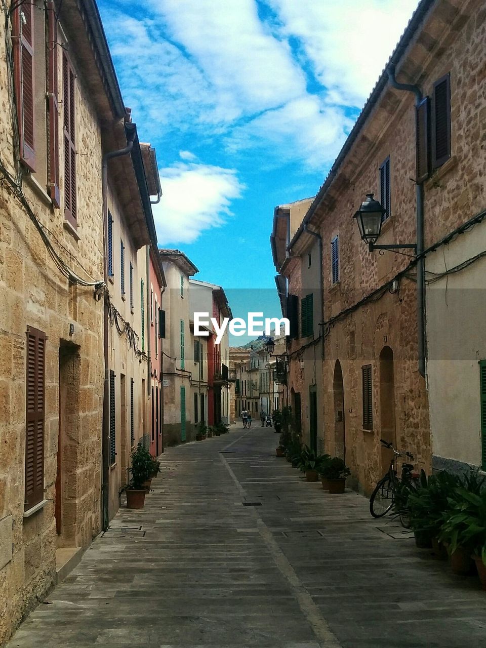 NARROW ALLEY IN TOWN