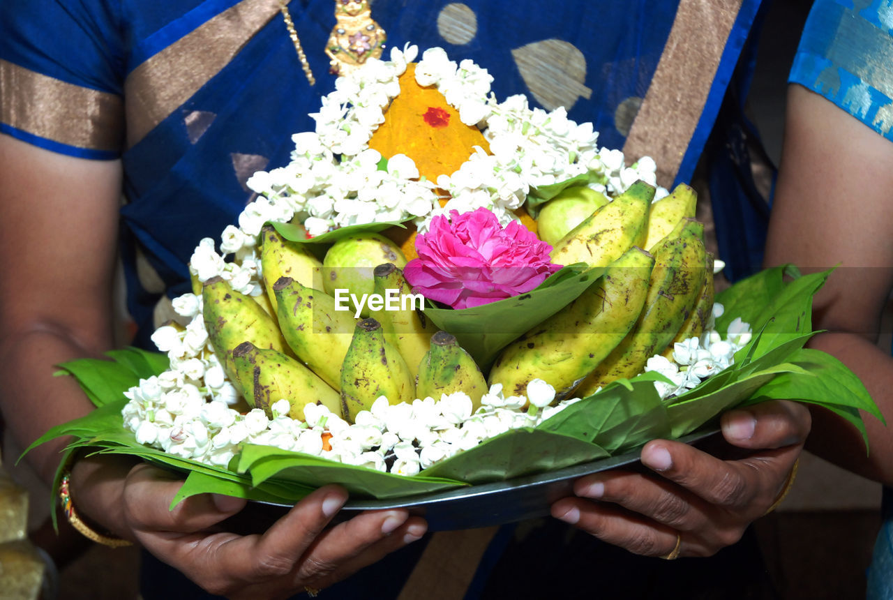 CLOSE-UP OF WOMAN HOLDING BOUQUET OF FLOWER