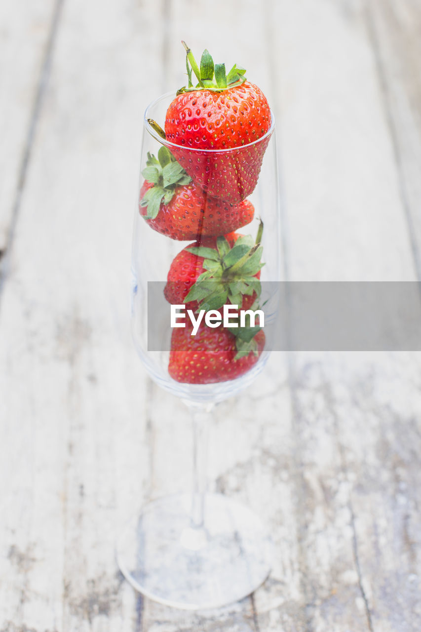 HIGH ANGLE VIEW OF STRAWBERRY ON TABLE