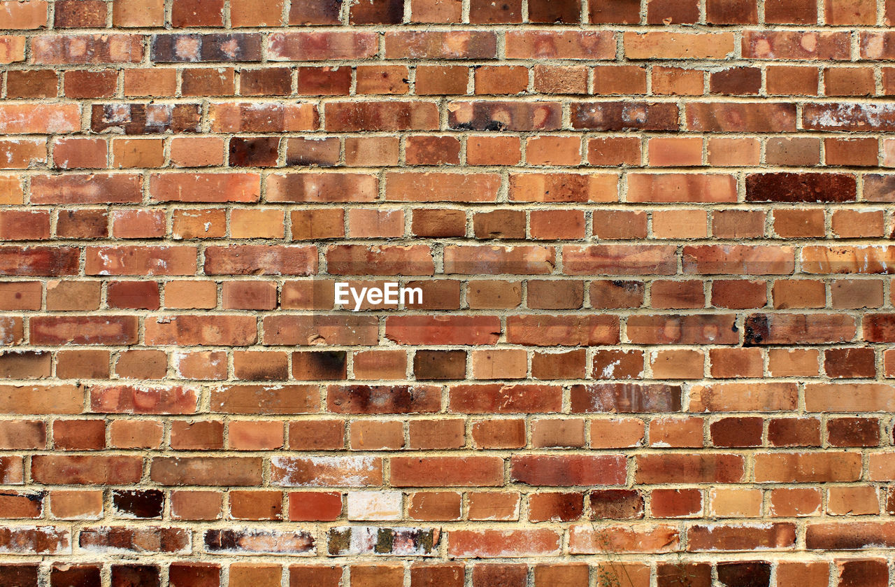 FULL FRAME SHOT OF BRICK WALL AGAINST BUILDING