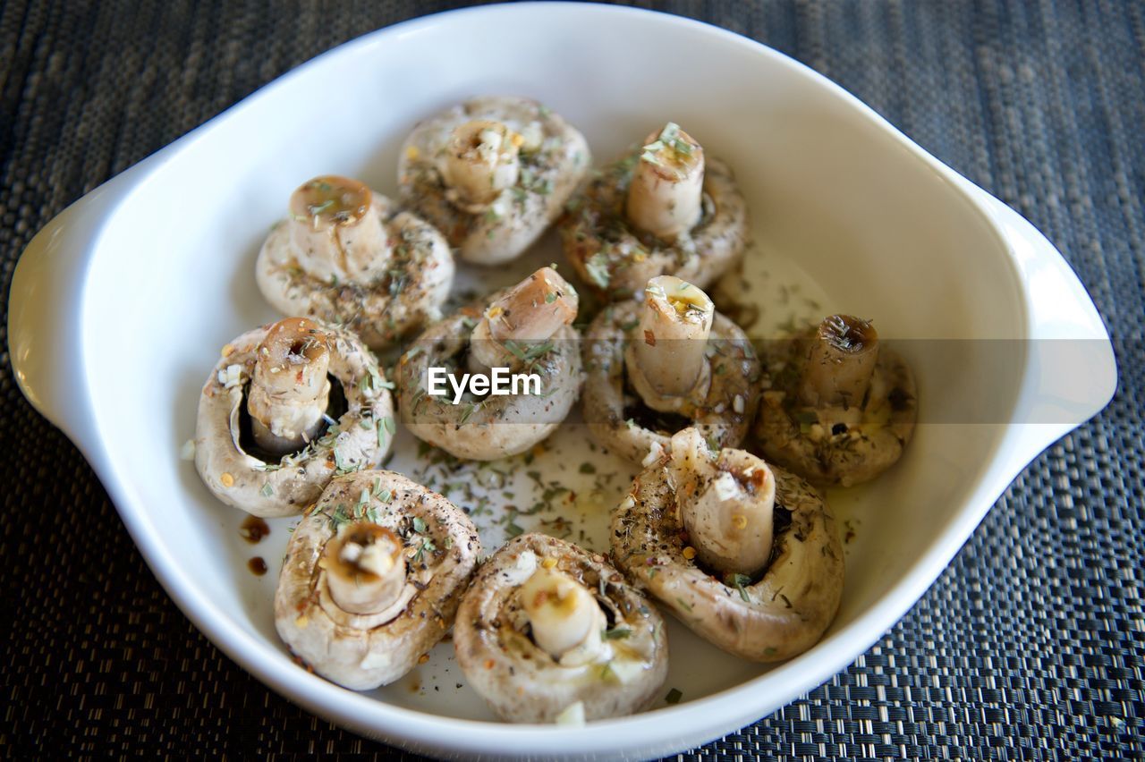 HIGH ANGLE VIEW OF PASTA IN BOWL