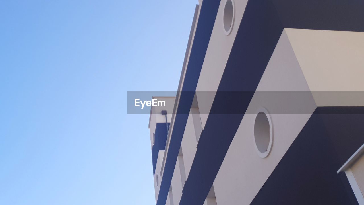 LOW ANGLE VIEW OF MODERN BUILDING AGAINST CLEAR SKY