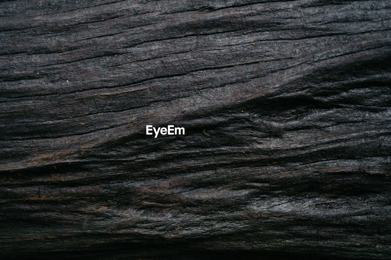 FULL FRAME SHOT OF ROCK FORMATION IN DARK