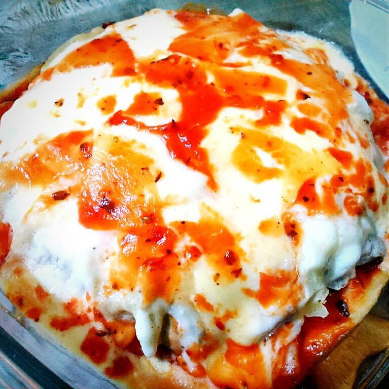 CLOSE-UP OF PIZZA ON TABLE