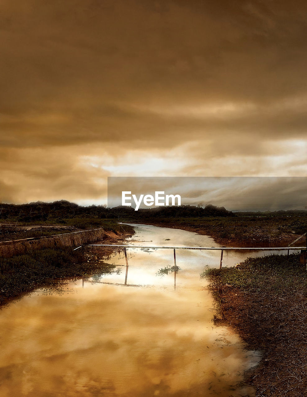 SCENIC VIEW OF LAKE AT SUNSET