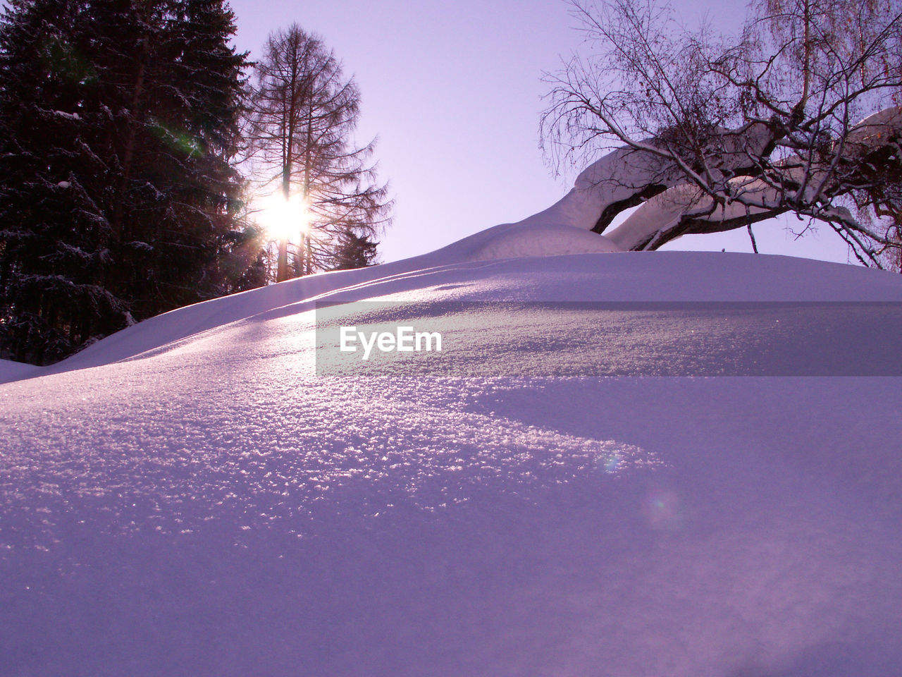 SCENIC VIEW OF SNOWCAPPED MOUNTAINS AGAINST BRIGHT SKY