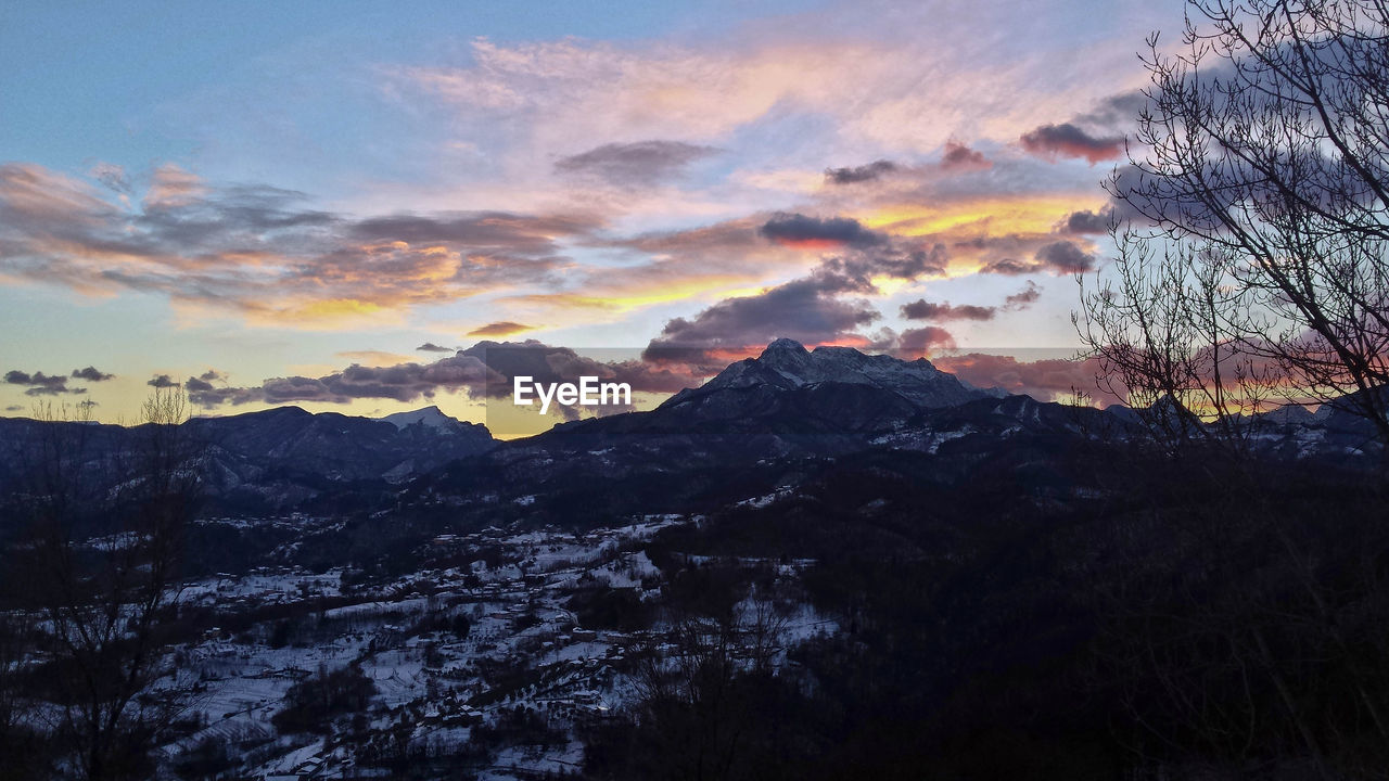 SCENIC VIEW OF MOUNTAINS AT SUNSET