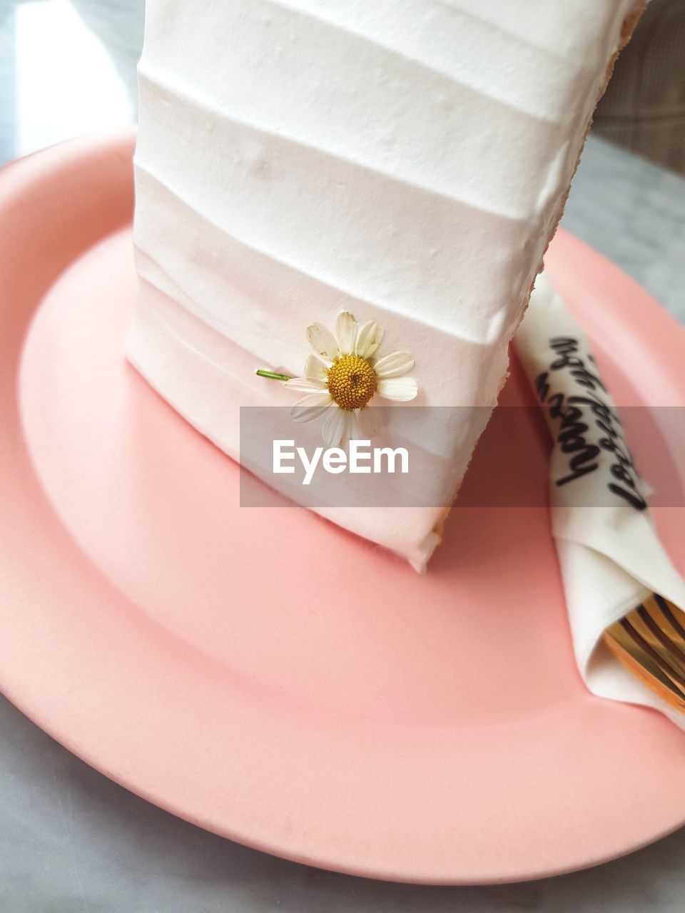 White flower on cake