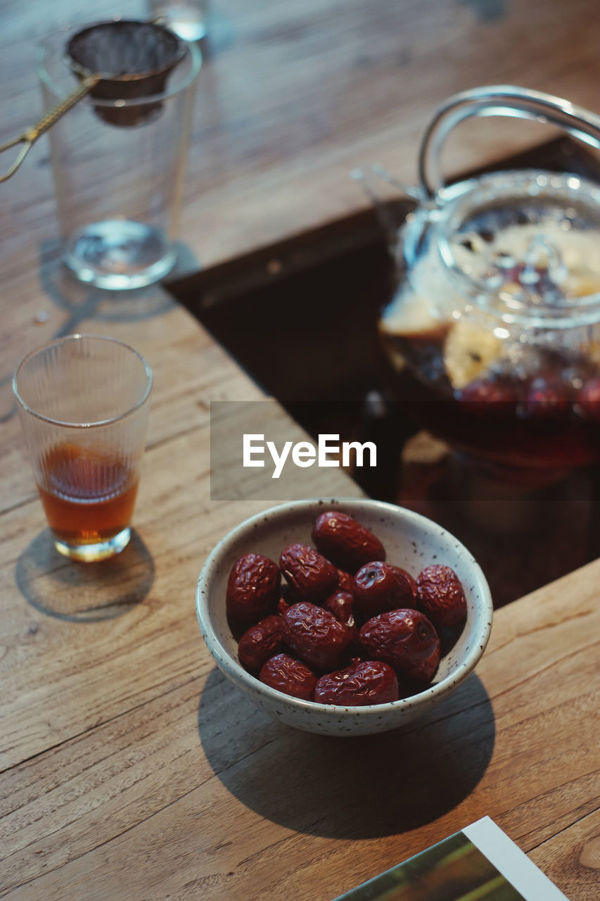 HIGH ANGLE VIEW OF FRUITS IN GLASS ON TABLE