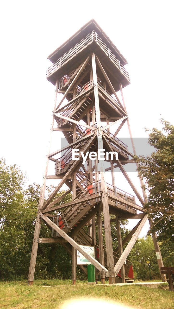 LOW ANGLE VIEW OF BUILT STRUCTURE AGAINST THE SKY