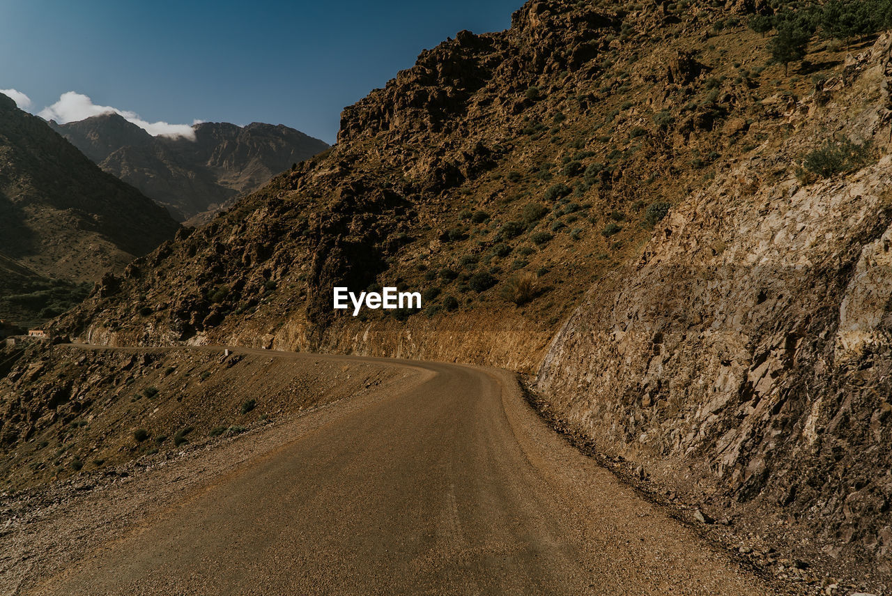 ROAD LEADING TOWARDS MOUNTAIN RANGE