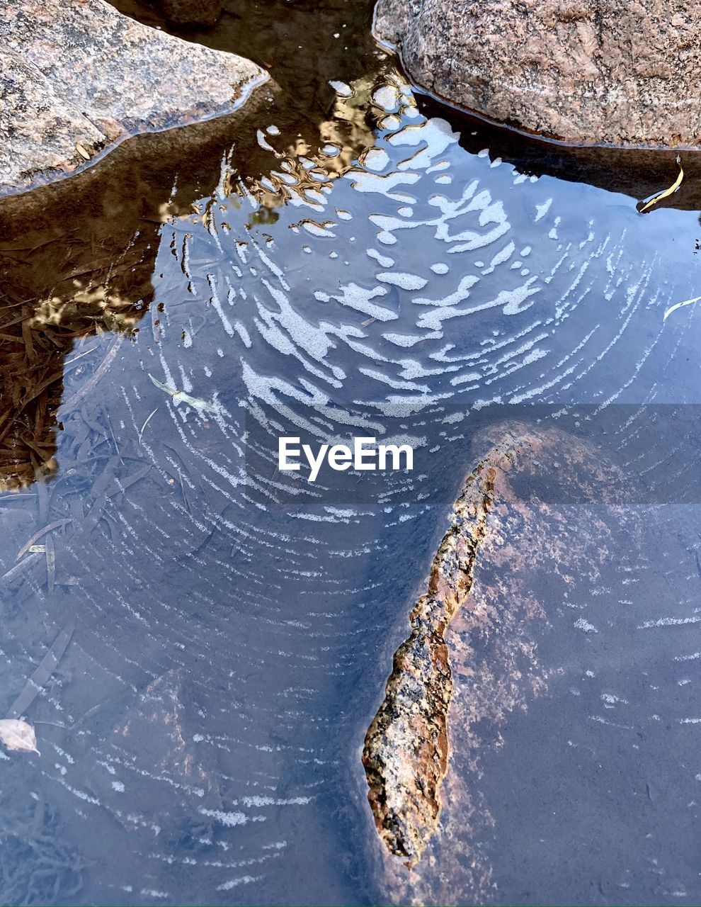 HIGH ANGLE VIEW OF RIPPLED WATER