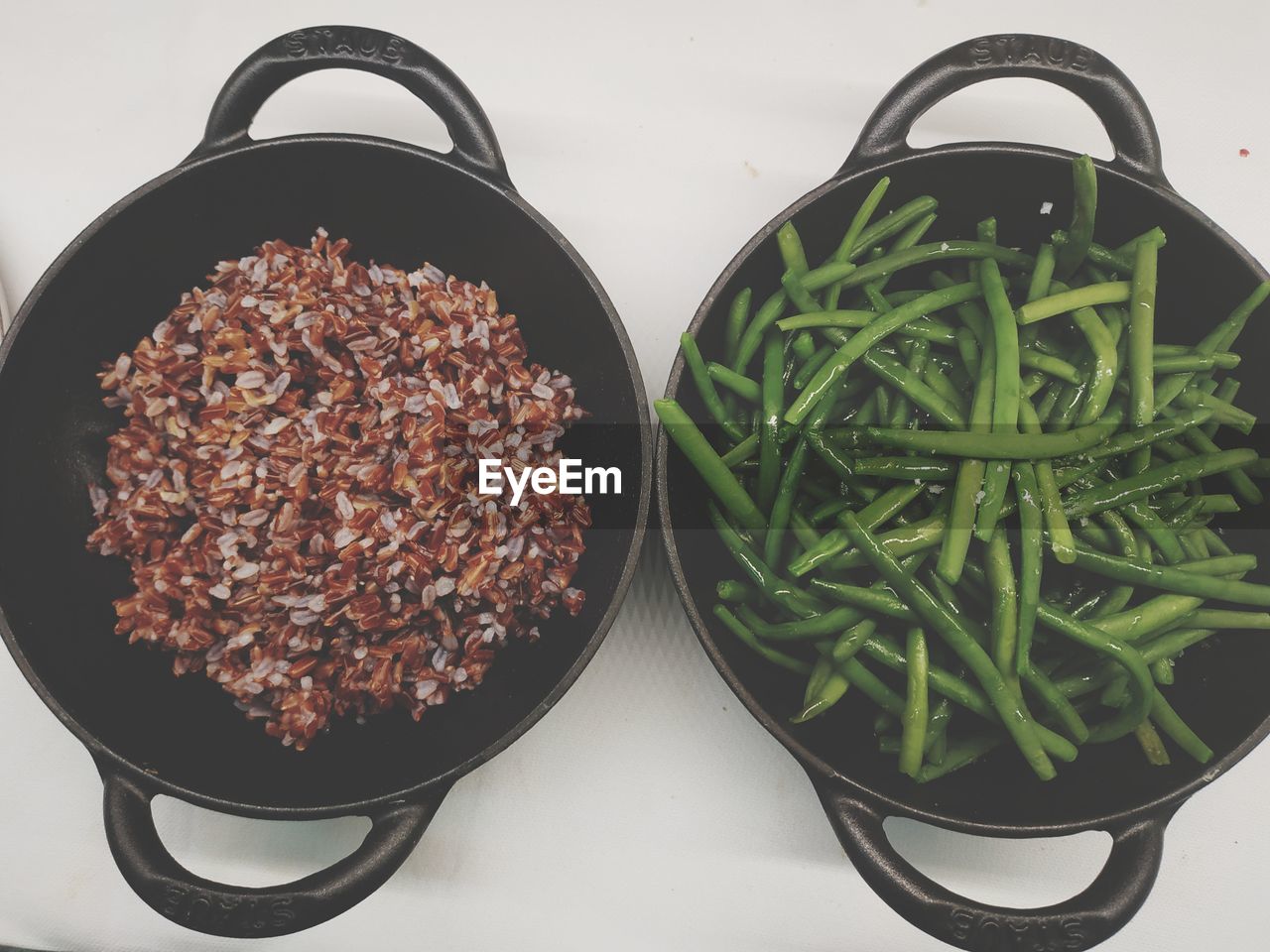 HIGH ANGLE VIEW OF CHOPPED VEGETABLES IN BOWL ON TABLE