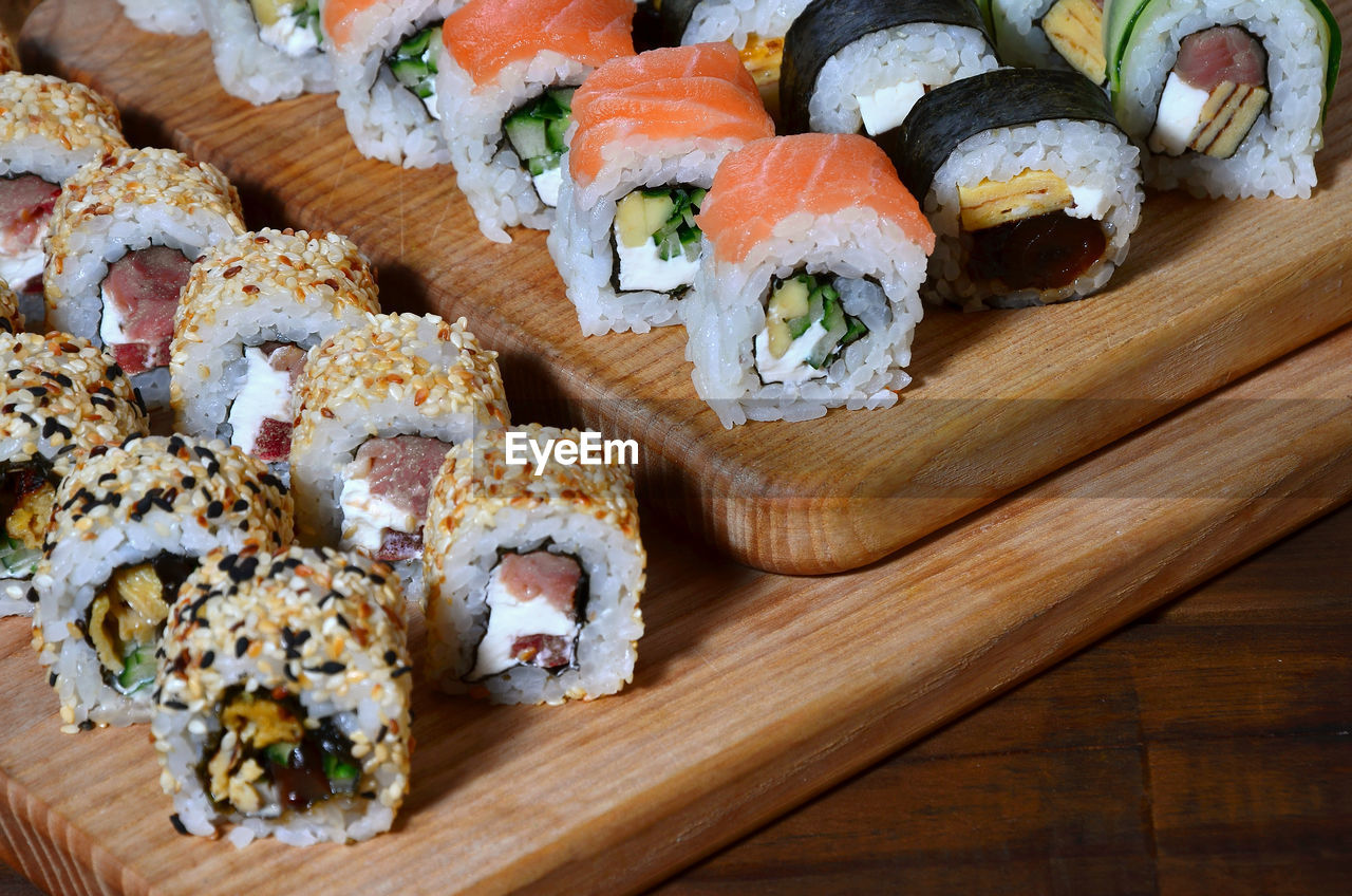 HIGH ANGLE VIEW OF SUSHI ON WOODEN TABLE