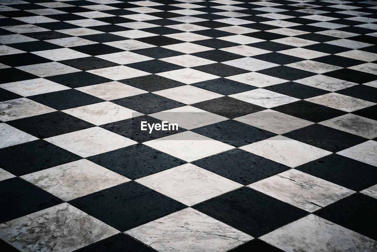 checked pattern, pattern, black and white, chessboard, backgrounds, flooring, floor, monochrome, tile, full frame, shape, tiled floor, square shape, black, no people, white, geometric shape, circle, chess, line, indoor games and sports, monochrome photography, board game, indoors, repetition, leisure games, game