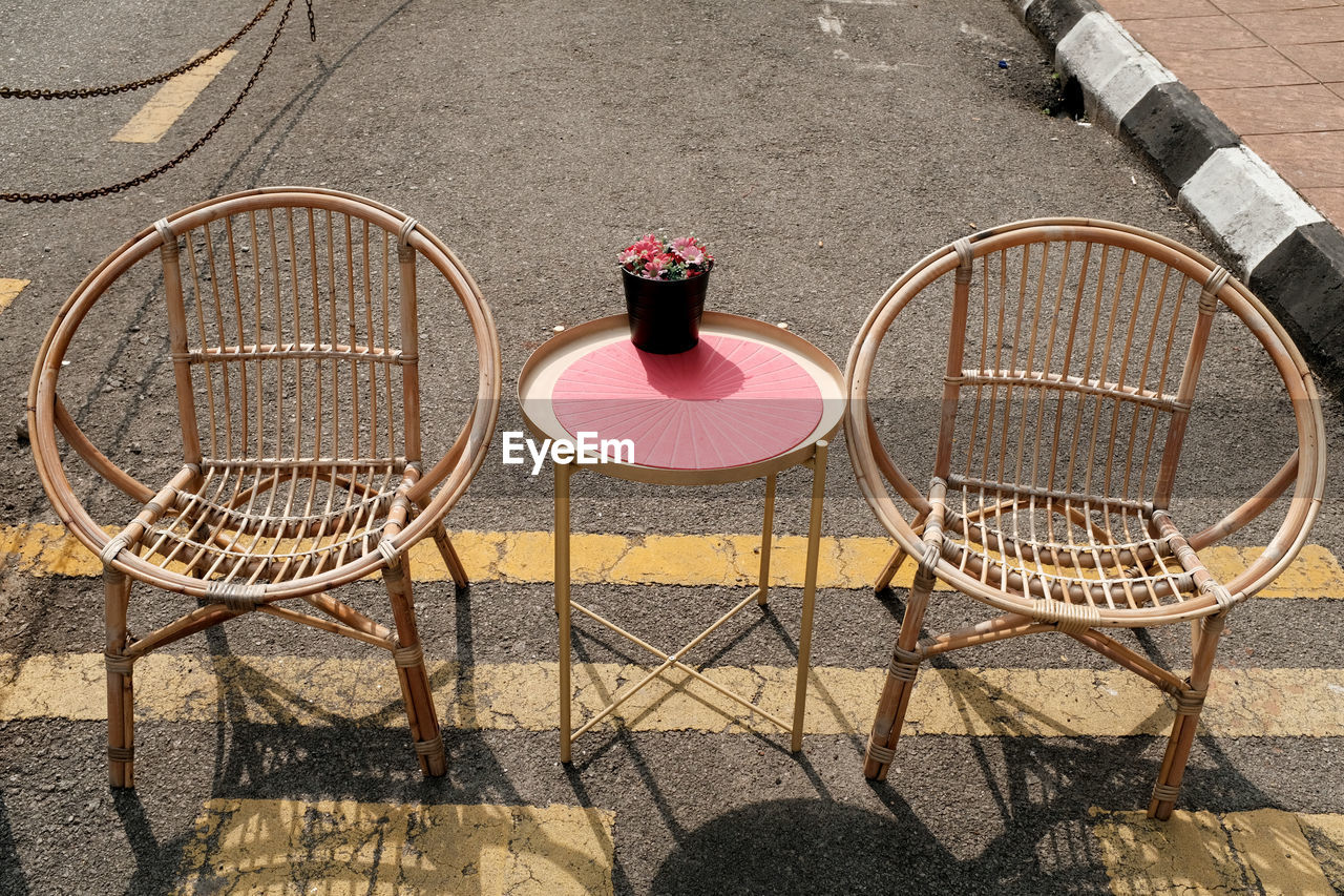 HIGH ANGLE VIEW OF EMPTY CHAIRS AND TABLE