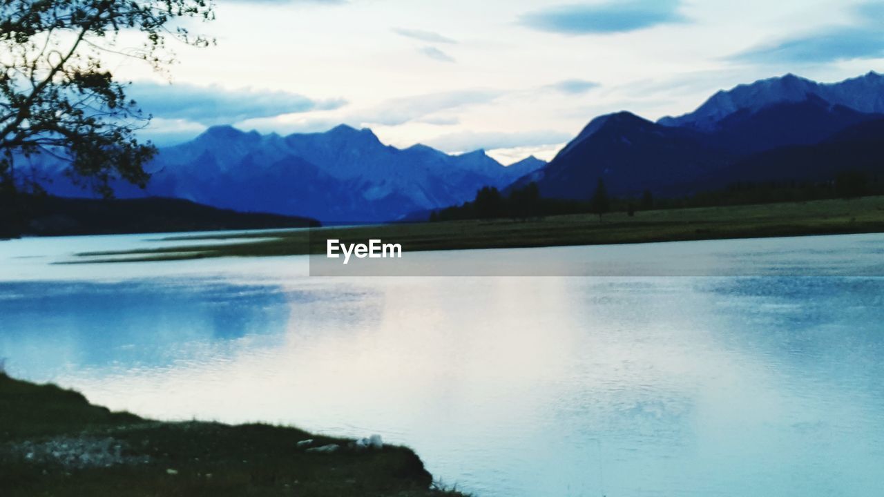 SCENIC VIEW OF LAKE AGAINST MOUNTAINS