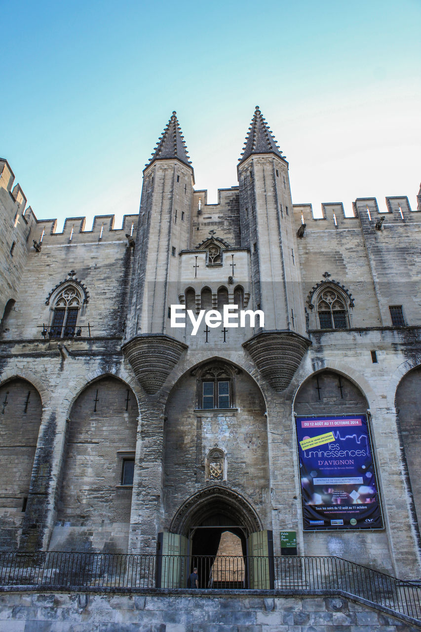 LOW ANGLE VIEW OF HISTORICAL BUILDING