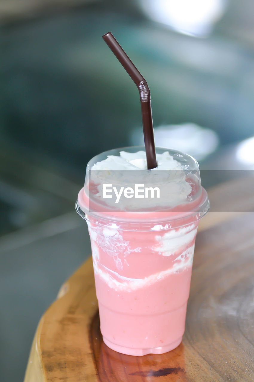 CLOSE-UP OF DRINK IN GLASS