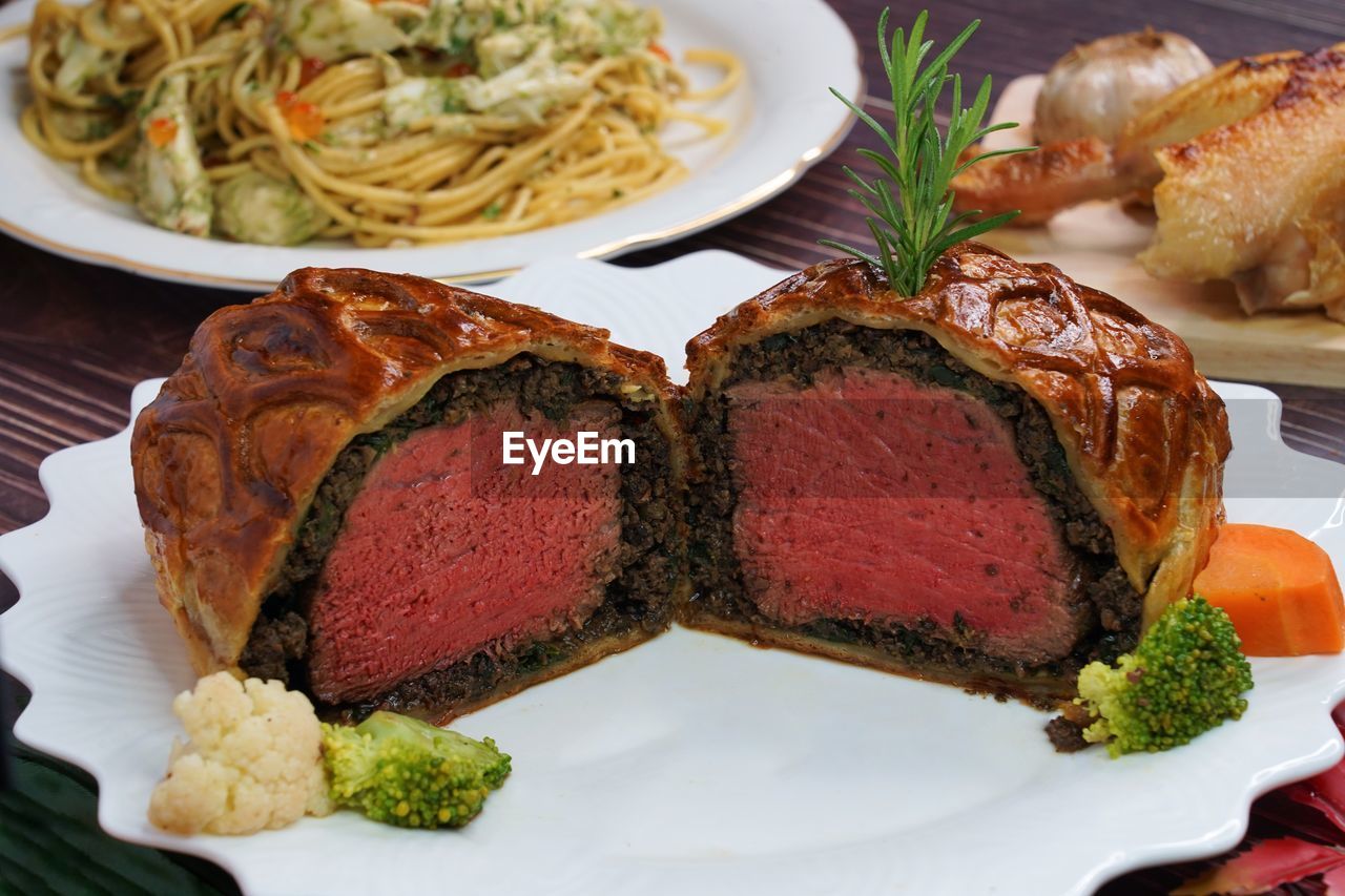 HIGH ANGLE VIEW OF FOOD IN PLATE ON TABLE