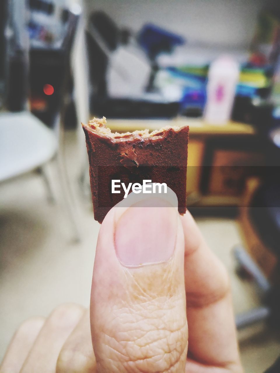 CLOSE-UP OF PERSON HOLDING ICE CREAM