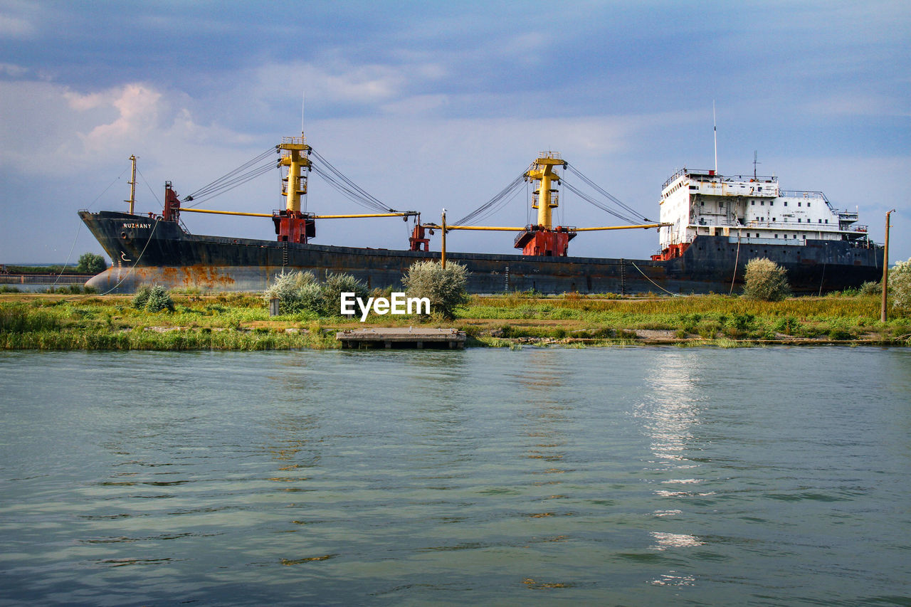 VIEW OF SHIP IN WATER AGAINST SKY