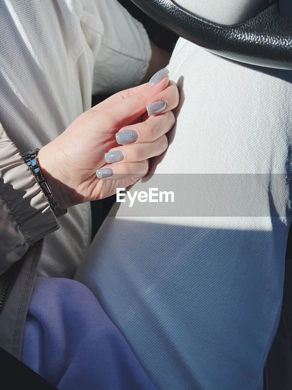 HIGH ANGLE VIEW OF WOMAN HAND ON COUCH