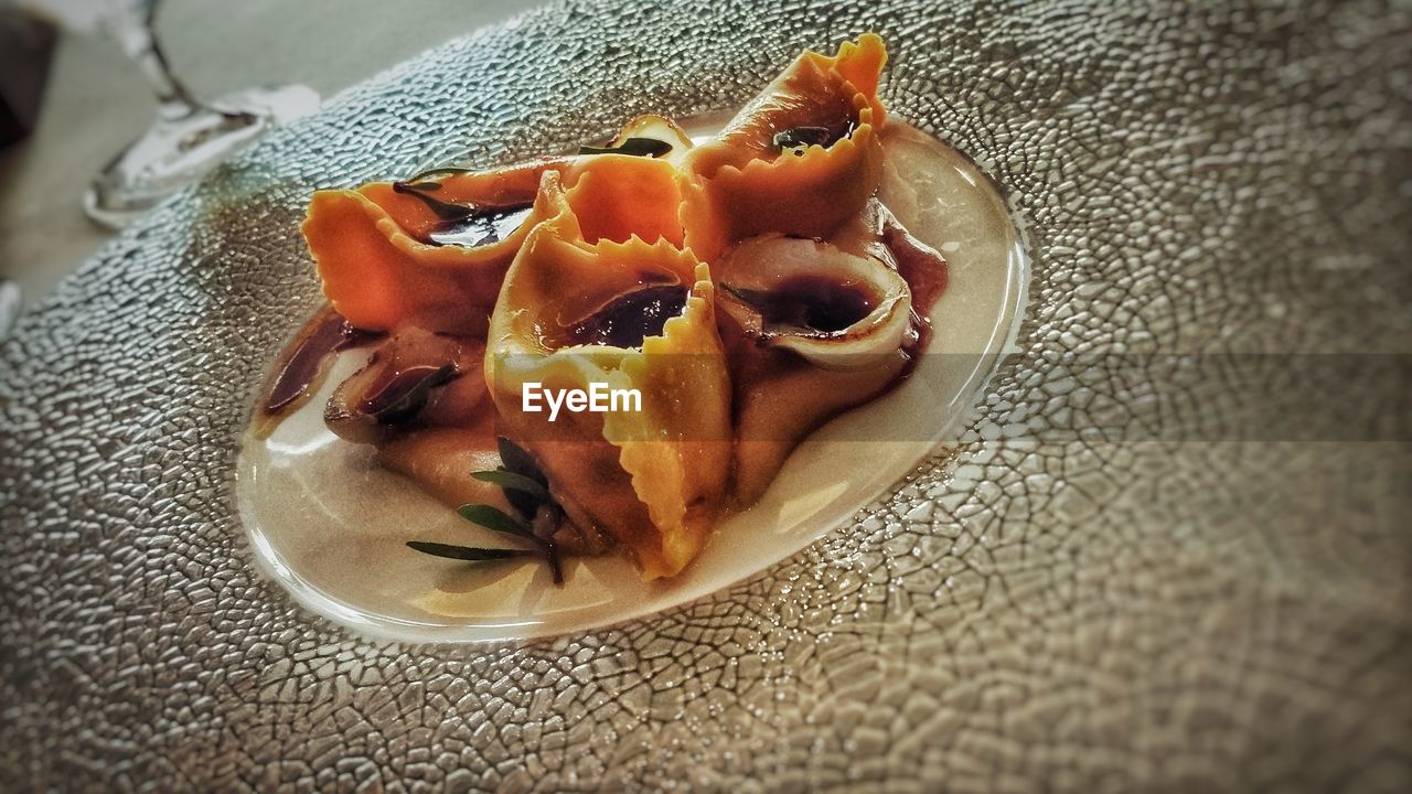 CLOSE-UP OF MEAT ON PLATE